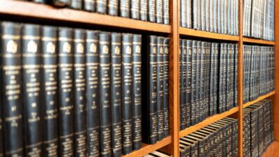 社内でAI機能の法規制を聞かれて焦った情シスが、EU・日本・米国の全体像を整理した話