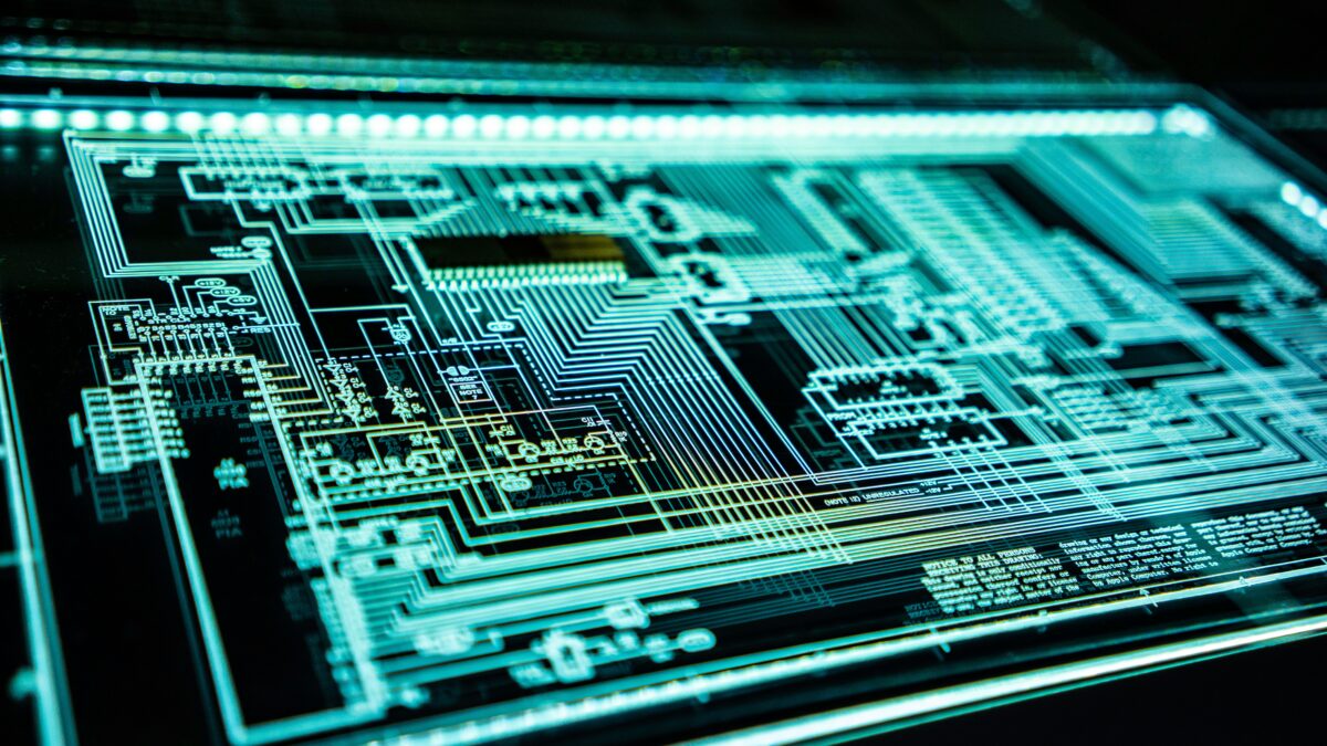 【実録】セキュリティ製品を入れたのにPCが固まる——情シス不在の会社で”積みすぎ構成”を束ね直した話