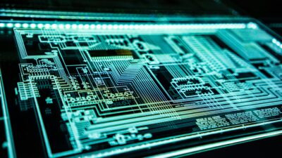 【実録】セキュリティ製品を入れたのにPCが固まる——情シス不在の会社で”積みすぎ構成”を束ね直した話