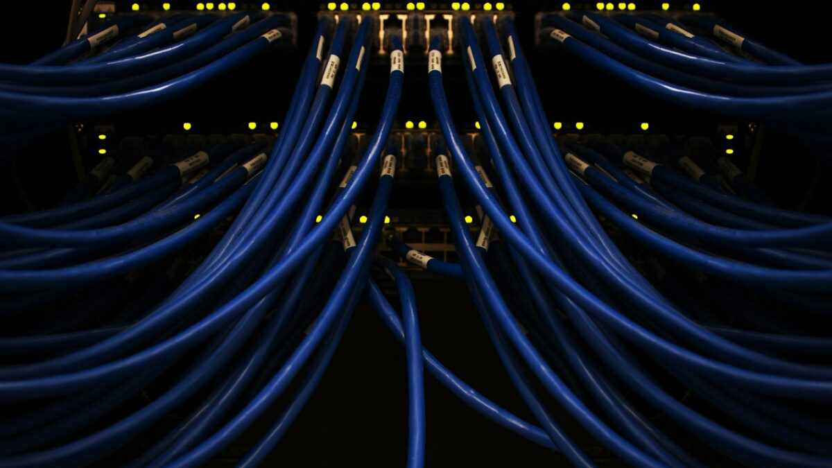 DNS フィルタで pip が止まっても外さない。一時停止で確かめ、2つ許可