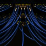 つながった青いネットワークケーブル