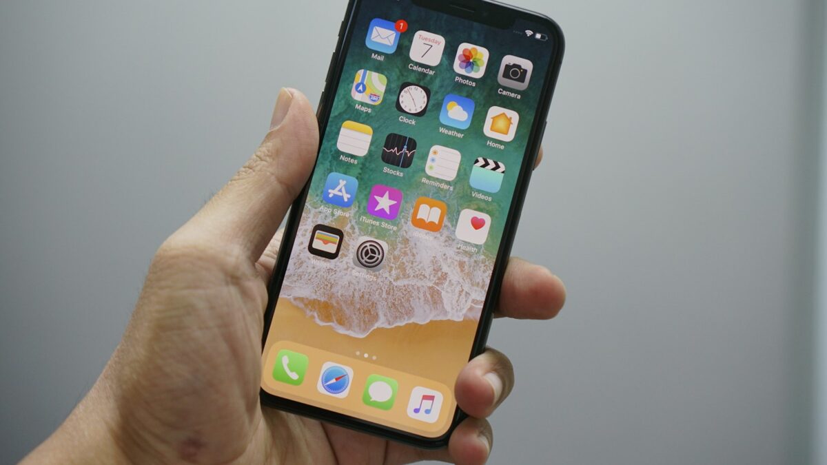 社用 iPhone の管理は Apple Business の内蔵 MDM で足りるか