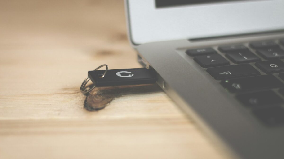 ウイルスバスターから Defender へ。USB へのコピーを止めていたのは別の製品