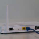 白いテーブルの上の無線ルーター